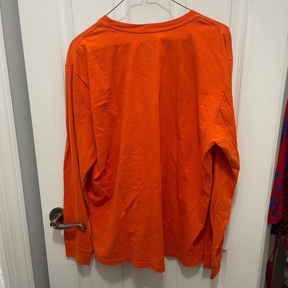 Nike 
Long sleeve t shirt regular fit 
Orange
XLarge 
Pullover 
Great condition - Picture 12 of 13